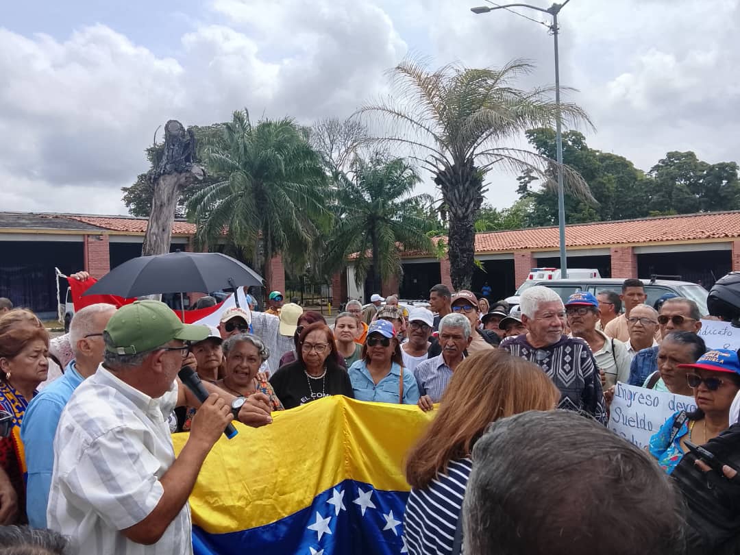 Campo_ONG's tweet photo. Este #12Mar trabajadores, obreros y sindicatos se  concentraron en las cercanías de la Casa Sindical de San Felipe #Yaracuy. 

Exigen la derogación del Instructivo Onapre y del Memorando Circular 2792, como también el respeto a sus #DDHH Laborales. https://t.co/MuHLsHI2BT