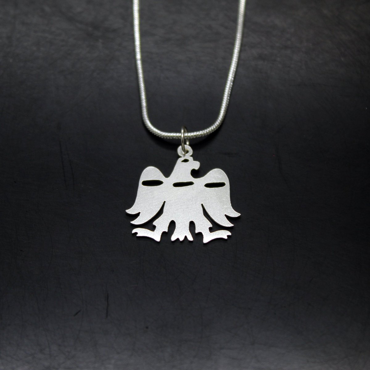 Plataica's tweet photo. Un #opari 🎁 perfecto para cualquier ocasión especial.
Colgante arrano beltza en plata 925
👉 https://t.co/5LV2syMb3Z
#lepoko #arrano #beltza #euskera #navarra #euskadi #plata925 #joyeríaartesanal #hechoamano #envíogratis https://t.co/x2bLh7f7CX