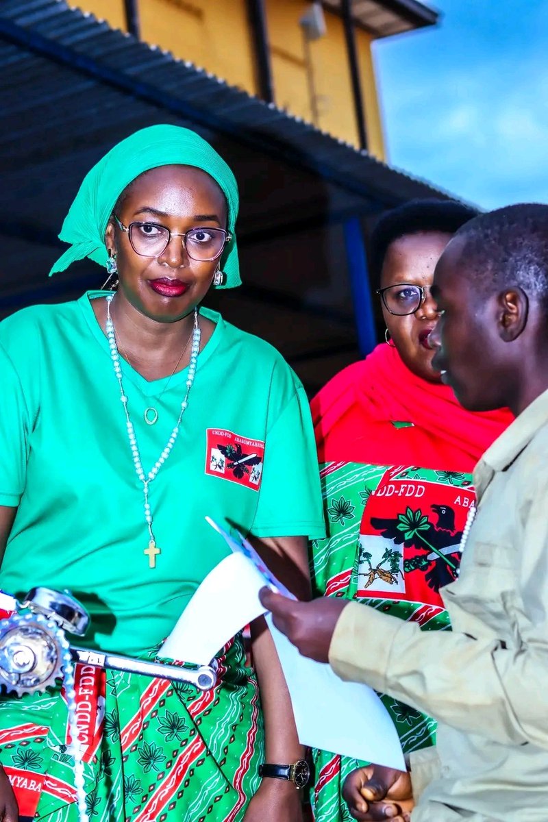 agasumonews's tweet image. #Burundi: Abakenyererarugamba batanze imfashanyo ku kigo kivura kikongera kikagorora abafise ingorane z’ubumuga #CNAR. Abo bakenyererarugamba barihiye abagwayi bakize babura amafaranga yo kuriha ibitaro aho batanze iburyo bungan na 9 947 872 FBu.
 @Gitega @GitegaVutura1 @CnddFdd