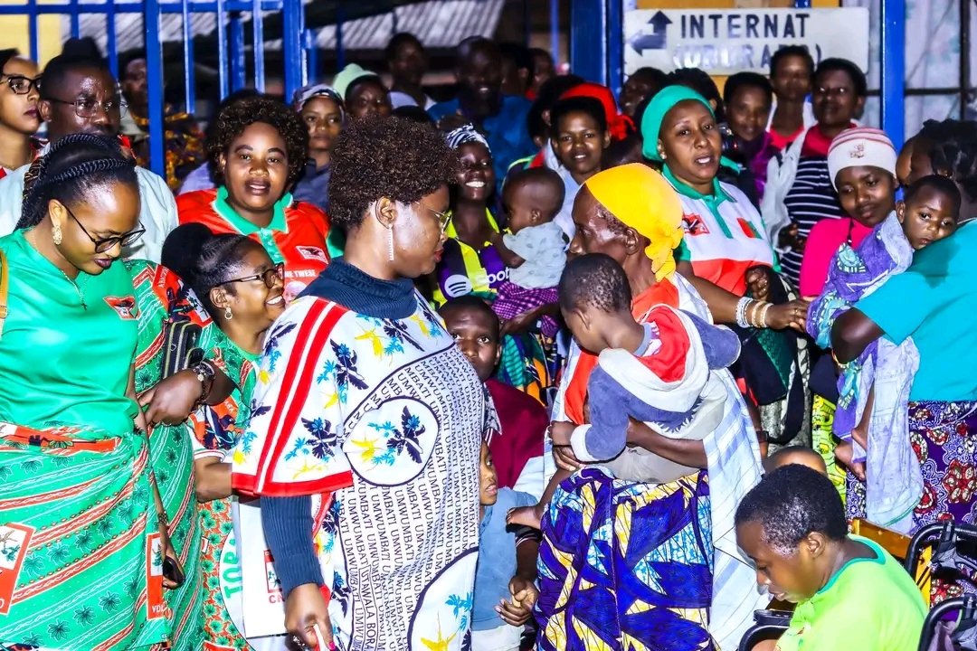 agasumonews's tweet image. #Burundi: Abakenyererarugamba batanze imfashanyo ku kigo kivura kikongera kikagorora abafise ingorane z’ubumuga #CNAR. Abo bakenyererarugamba barihiye abagwayi bakize babura amafaranga yo kuriha ibitaro aho batanze iburyo bungan na 9 947 872 FBu.
 @Gitega @GitegaVutura1 @CnddFdd