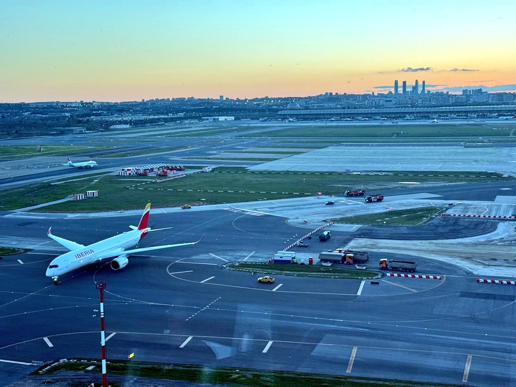 Vuelo de Madrid a Lima, sobre el Atlántico reciben indicación de posible problema técnico ⚙️ a bordo.  Deciden regresar a #Madrid Barajas, aterrizando sin incidencias 🛬👌.
#SafetyFirst