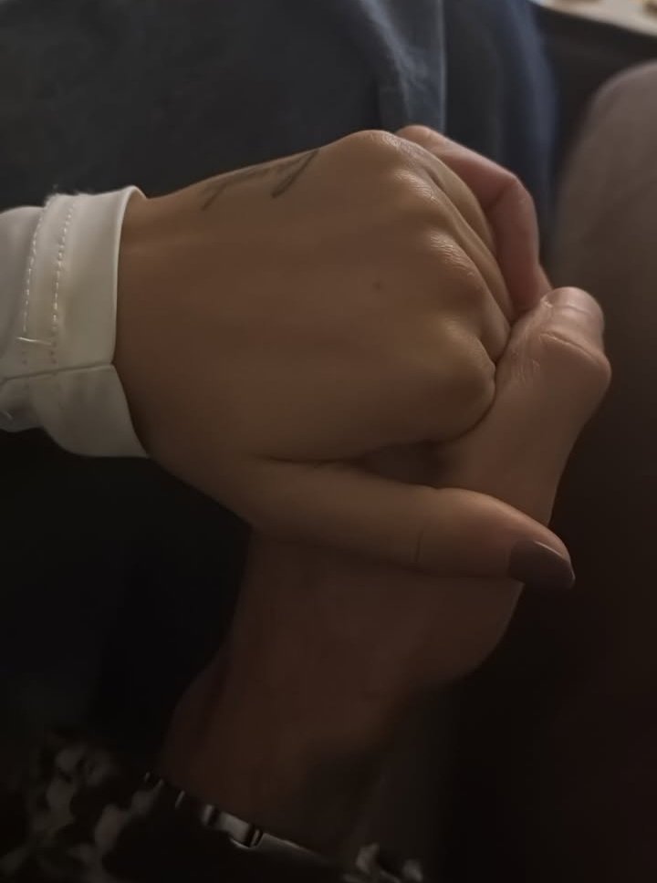 En las buenas y en las malas, nunca se han soltado. 🥹 #violediMTMAD53
Juntos y de la mano 💙🧲💜