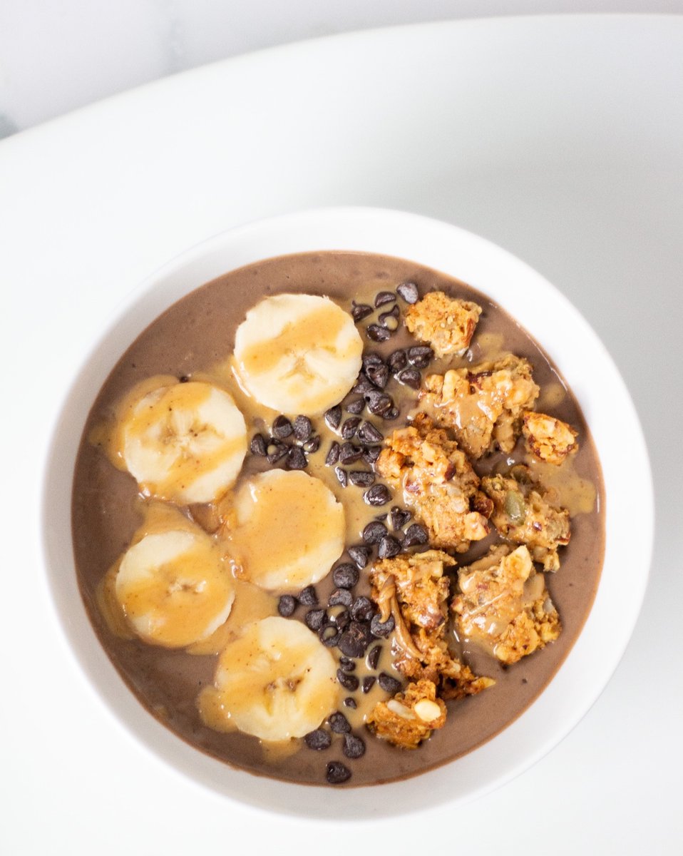 This bowl brings the fuel: creamy smoothie base, banana slices, chocolate chips, and Warrior Mix for texture and staying power. 🥣⚡ 🍌🍫 

#smoothiebowl #BowlGoals #EverydayWellness #glutenfree 
📷 @thebigleybasics