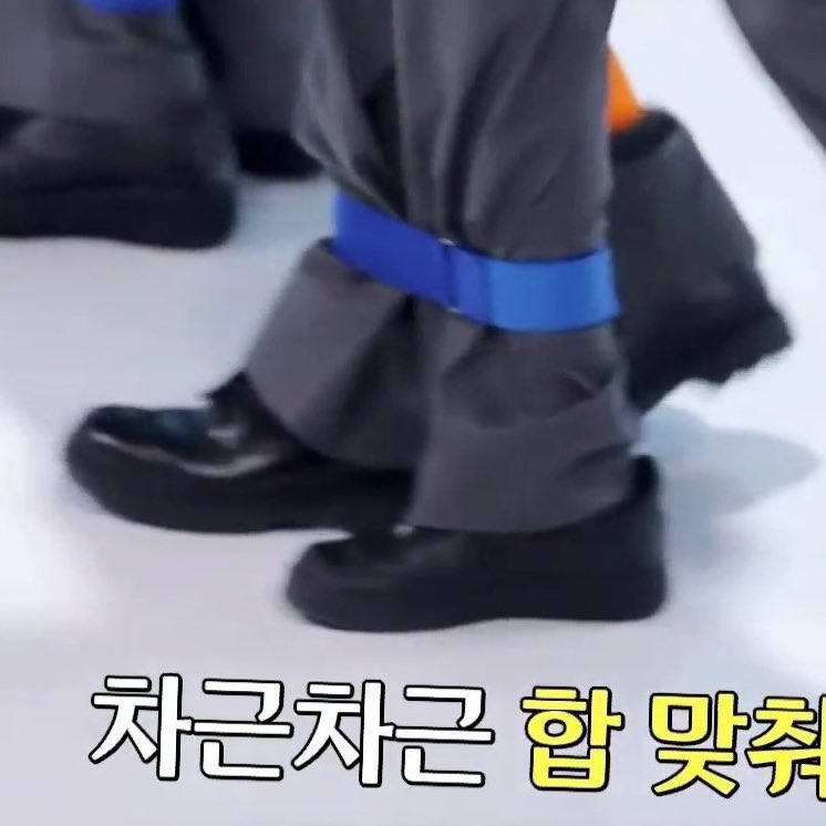 คนอาจจะตกใจทำไมมือพ่อน้องดลลี่ดูเล็กจัง เพราะมือปอนใหญ่มากกอยู่แล้วและอึนซอกฮีมือเล็กเท้าเล็กกว่าปกติสำหรับคนสูง 180 (ฮีพูดเอง) 🤣 พอคนมือใหญ่กว่าปกติจับมือคนมือเล็กกว่าปกติ size diff เลยน่าตกใจปนเอนดูนิดนุง >.,<