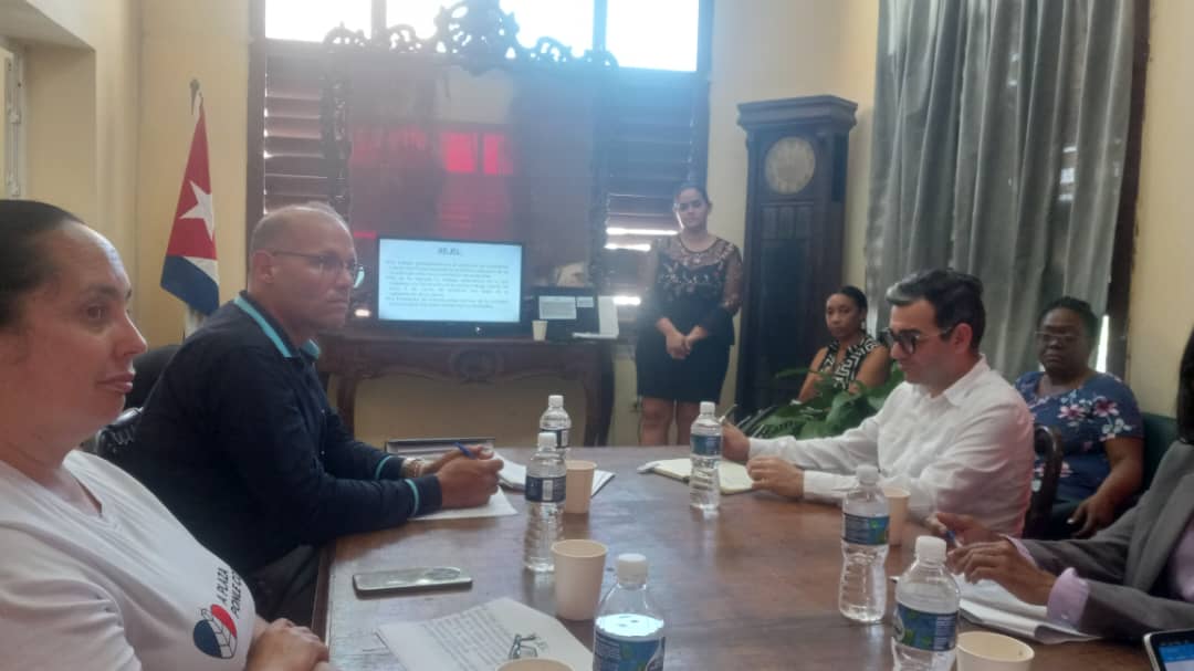 Roilancu1's tweet photo. Intercambiamos ahora en el Tribunal Municipal de #PlazadelaRevolución con el Presidente del Tribunal Supremo.
Aquí también se lleva a #PlazaEnElCorazón 
#CubaSoberana https://t.co/WlUq0XEz5A