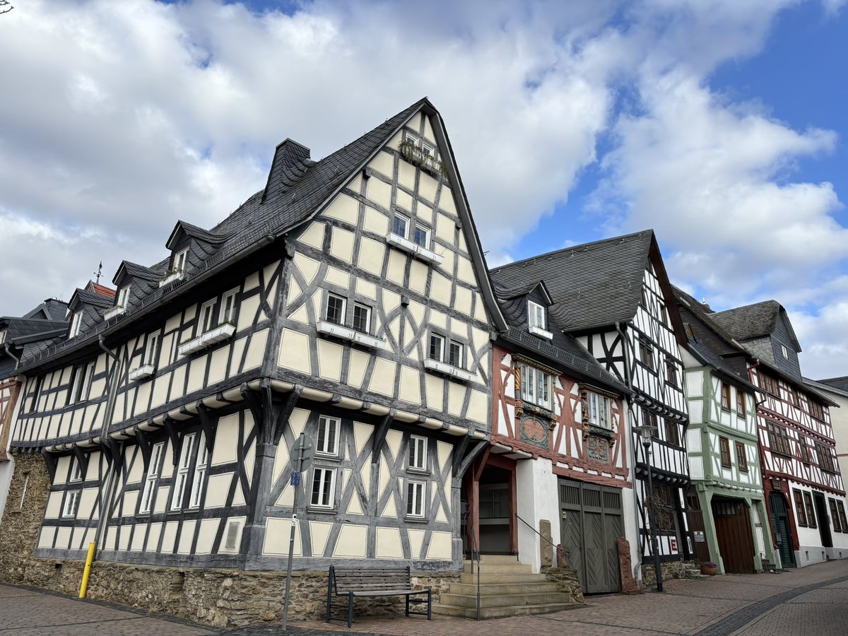 📍Bad Camberg 🇩🇪

バート•カンベルク
フランクフルト近郊街歩き納め🎗️小さく静かな田舎町に、木組みの家が密集していました🏘️観光地化されていない、癒しの旅先です🍃

#今日の欧州生活