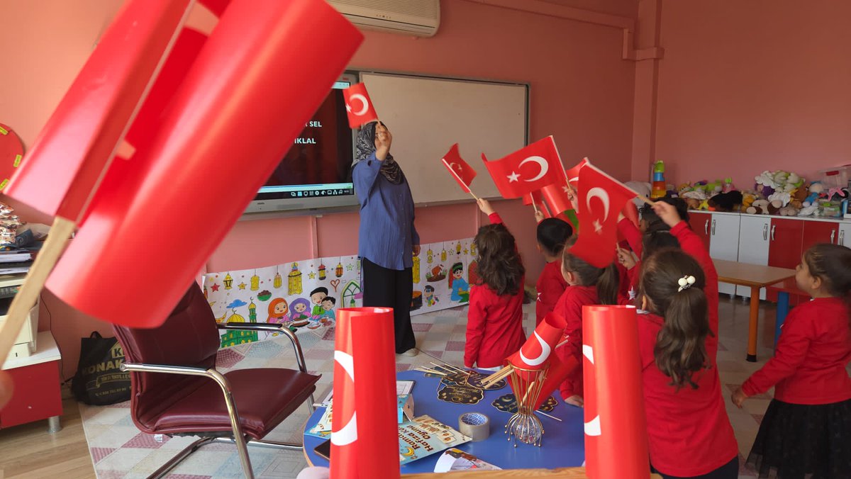 SehitVelit's tweet photo. Bugün, milletçe bağımsızlığımızın ve milli ruhumuzun sembolü İstiklal Marşı'mızın kabulünün yıl dönümünde, okulumuzda hep birlikte bu anlamı derinden yaşadık. Marşımız, bizlere bir millet olmanın onurunu ve gücünü her zaman hatırlatıyor. Tüm kahramanlarımızı minnetle anıyoruz. https://t.co/Y2NBMcty89