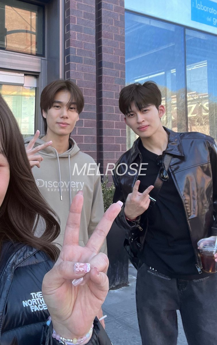 ตั้งใจจะลงตอนน้องถึง LA แล้ว ภาพคู่ปอนด์พุวันเดท+ที่มีดิชั้นเป็นกขคด้วย😂 พี่สามารถลบแอปนิยายได้เลยน้อง ปอนด์พุชีวิตจริงยิ่งกว่านิยายแล้ว ความธรรมดาที่แสนพิเศษอ่ะ คำนี้เลย แค่เดินข้างกันคุยกันเงียบๆ แต่มวลนี้คืออะไร ก็คงเป็นความสบายใจที่น้องเคยพูดมั้ง