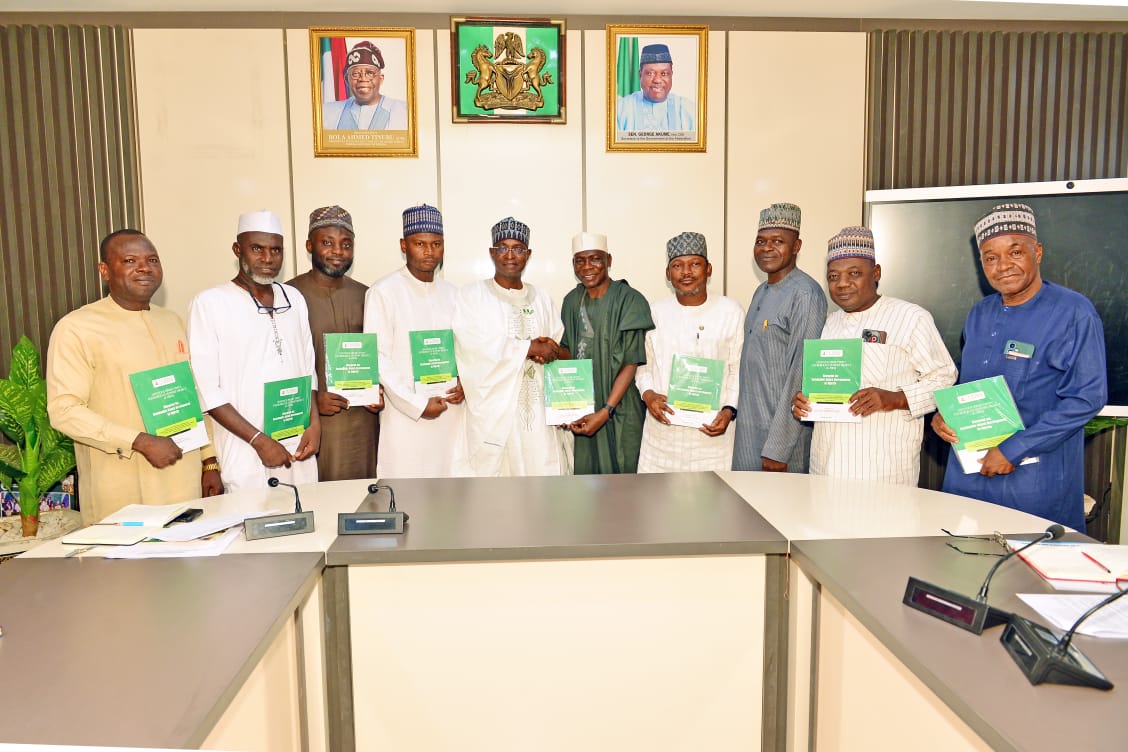 KevweUchechukwu's tweet photo. Today, I joined the Honourable Minister of @Ngfmld, Idi Mukhtar Maiha, in a meeting with the Niger State Government to strengthen partnership for livestock development and red meat export. https://t.co/vOaySVyOON
