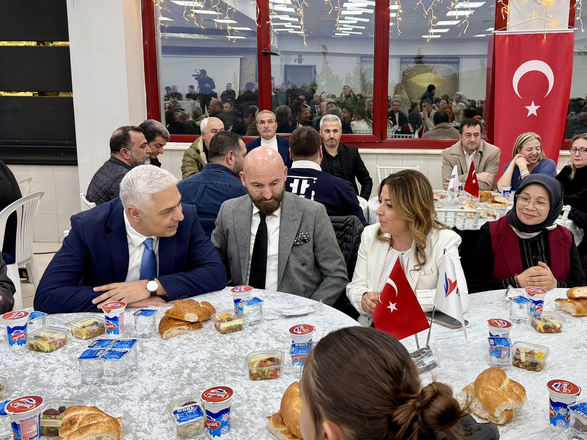 SelihanDicle's tweet photo. 📍Tavşanlı / Altınova 

MKYK Üyemiz Barış Özerol ,Tavşanlı Belediye Başkanımız Mücahit Kaçar ve teşkilat mensuplarımızla birlikte ; Tav��anlı Belediye’mizin düzenlediği iftar programında hemşehrilerimizle bir araya gelerek Ramazan’ın bereketini  paylaştık.

Emeği geçen herkese gönülden teşekkür eder ; sofralarımızdan huzur ve bereketin eksik olmamasını temenni ederim.