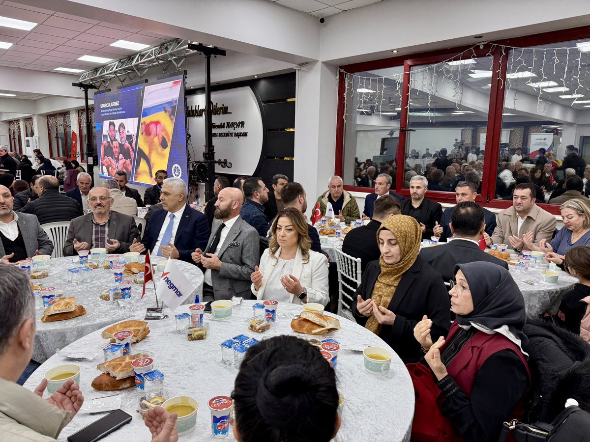 SelihanDicle's tweet photo. 📍Tavşanlı / Altınova 

MKYK Üyemiz Barış Özerol ,Tavşanlı Belediye Başkanımız Mücahit Kaçar ve teşkilat mensuplarımızla birlikte ; Tav��anlı Belediye’mizin düzenlediği iftar programında hemşehrilerimizle bir araya gelerek Ramazan’ın bereketini  paylaştık.

Emeği geçen herkese gönülden teşekkür eder ; sofralarımızdan huzur ve bereketin eksik olmamasını temenni ederim.
