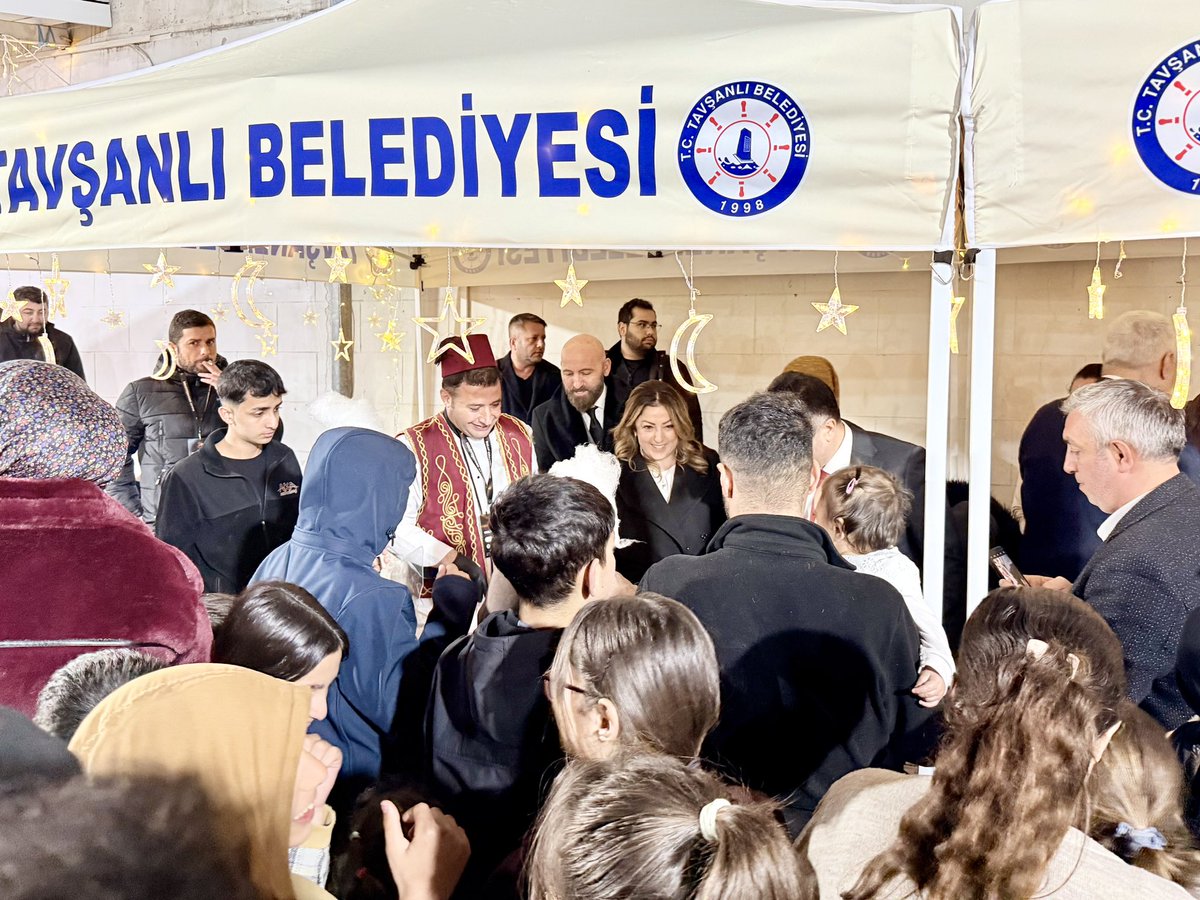 SelihanDicle's tweet photo. 📍Tavşanlı / Altınova 

MKYK Üyemiz Barış Özerol ,Tavşanlı Belediye Başkanımız Mücahit Kaçar ve teşkilat mensuplarımızla birlikte ; Tav��anlı Belediye’mizin düzenlediği iftar programında hemşehrilerimizle bir araya gelerek Ramazan’ın bereketini  paylaştık.

Emeği geçen herkese gönülden teşekkür eder ; sofralarımızdan huzur ve bereketin eksik olmamasını temenni ederim.