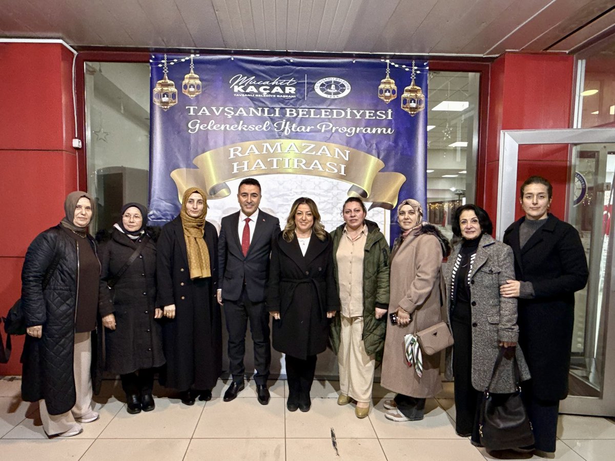 SelihanDicle's tweet photo. 📍Tavşanlı / Altınova 

MKYK Üyemiz Barış Özerol ,Tavşanlı Belediye Başkanımız Mücahit Kaçar ve teşkilat mensuplarımızla birlikte ; Tav��anlı Belediye’mizin düzenlediği iftar programında hemşehrilerimizle bir araya gelerek Ramazan’ın bereketini  paylaştık.

Emeği geçen herkese gönülden teşekkür eder ; sofralarımızdan huzur ve bereketin eksik olmamasını temenni ederim.