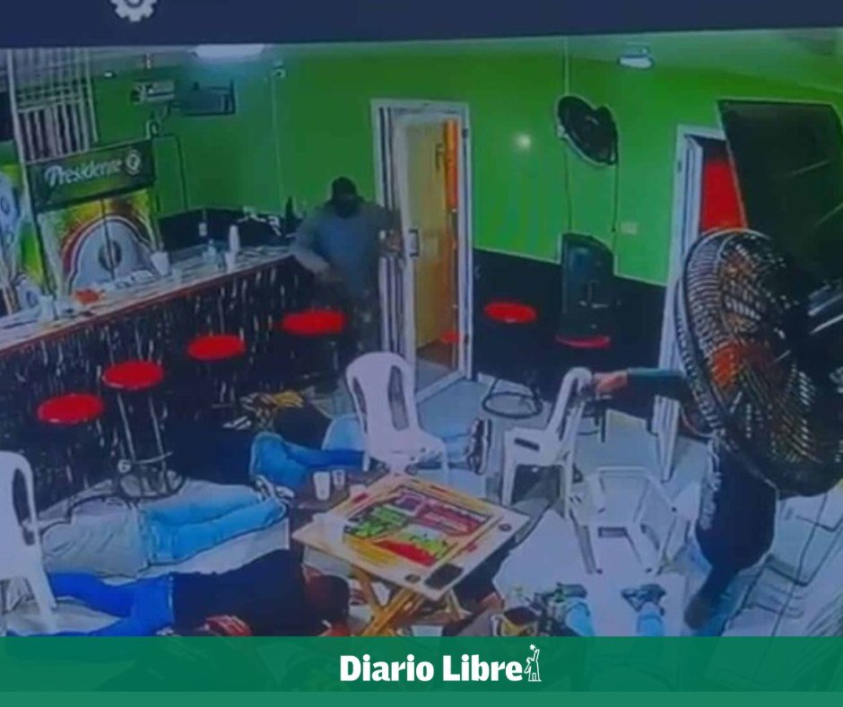 DiarioLibre's tweet photo. 🚨 | #SucesosDL | Varios hombres encapuchados y armados asaltaron a los clientes y empleados de un colmado, en el sector Villa Tabacalera
🔗https://t.co/04IKKiaUHj
#DiarioLibre #Noticias #VillaTabacalera #Navarrete #Colmado https://t.co/DQZHmx0NIf