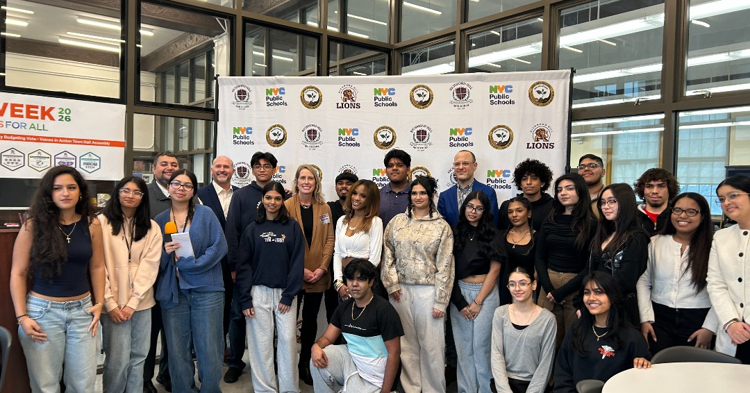 NYCHRA's tweet photo. Empowering the next generation! 🌟 NYC DSS Commissioner Erin Dalton spoke with ~30 graduating seniors at Richmond Hill High School for #CivicsWeek. Inspiring to see young minds eager to learn about public service and their community! 🎓🗽 #NYCDSS #FutureLeaders https://t.co/fMVCTZqQIR