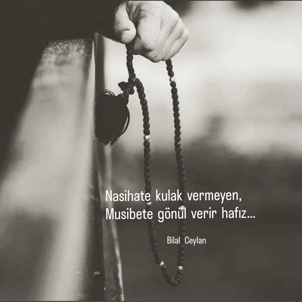 Nasihate  kulak  vermeyen,
Musibete  gönül  verir  hafız…