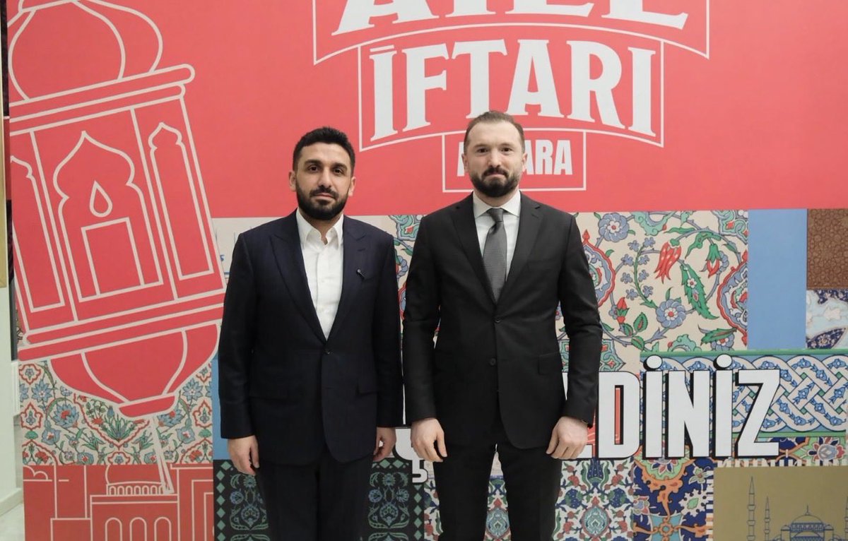 batikanaksoy's tweet photo. Türkiye Gençlik Vakfı [@tugvaTR] tarafından düzenlenen iftar davetine icabet etmekten büyük mutluluk duydum. Dünyanın dört bir yanına gönül köprüleri kuran uluslararası öğrencilerimiz ve aziz milletimizin geleceğini avuçlarında taşıyan genç kardeşlerimizle aynı sofrayı paylaşmak, Ramazan’ın birlik, dayanışma ve kardeşlik iklimini birlikte teneffüs etmek son derece kıymetliydi.
Bu anlamlı buluşmaya vesile olan TÜGVA Genel Başkanı Sn. İbrahim Beşinci [@ibrahim_besinci] ve emeği geçen herkese teşekkür ediyor; gençlerimizin ilim, ahlâk ve sorumluluk bilinciyle yetişerek ülkemizin ve insanlığın ortak geleceğine değerli katkılar sunacaklarına yürekten inanıyorum.
