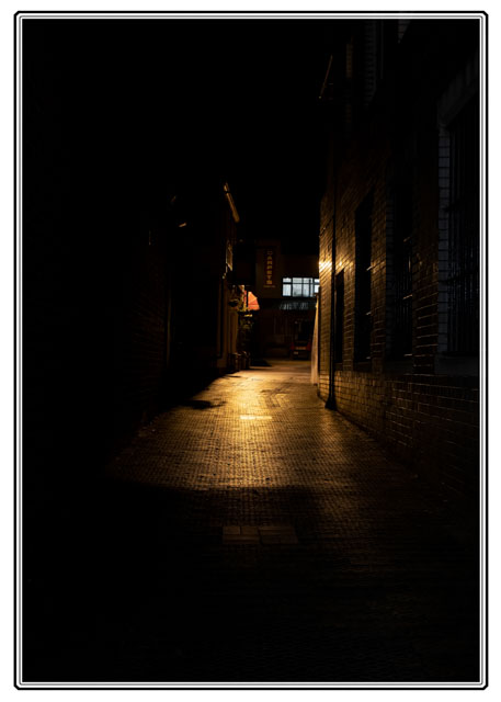 photos_dsmith's tweet image. A single #light lights an #alleyway in a #town in #Surrey #England giving a #warm focus on the #doorway. This view will #evoke some #emotion in those #walking down. #photography #PhotographyIsArt #urban #NightPhotography. See more of this #photographer at darrensmith.org.uk