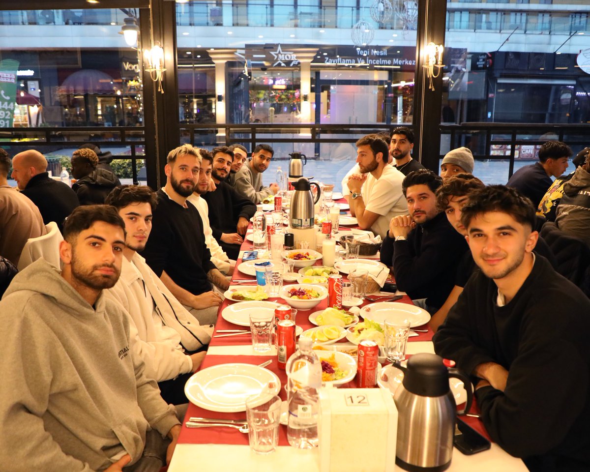 istanbulspor's tweet photo. Başkanımız Sayın Ecmel Faik Sarıalioğlu, Asbaşkanımız Sayın Ömer Sarıalioğlu ve takımımız, iftar programı için bir araya geldi.

Misafirperverliği, kaliteli hizmeti ve güler yüzlü ekibiyle bizi en iyi şekilde ağırlayan Tarihi Sebat Lokantası’na teşekkür ederiz. https://t.co/UaRhAwHt2a