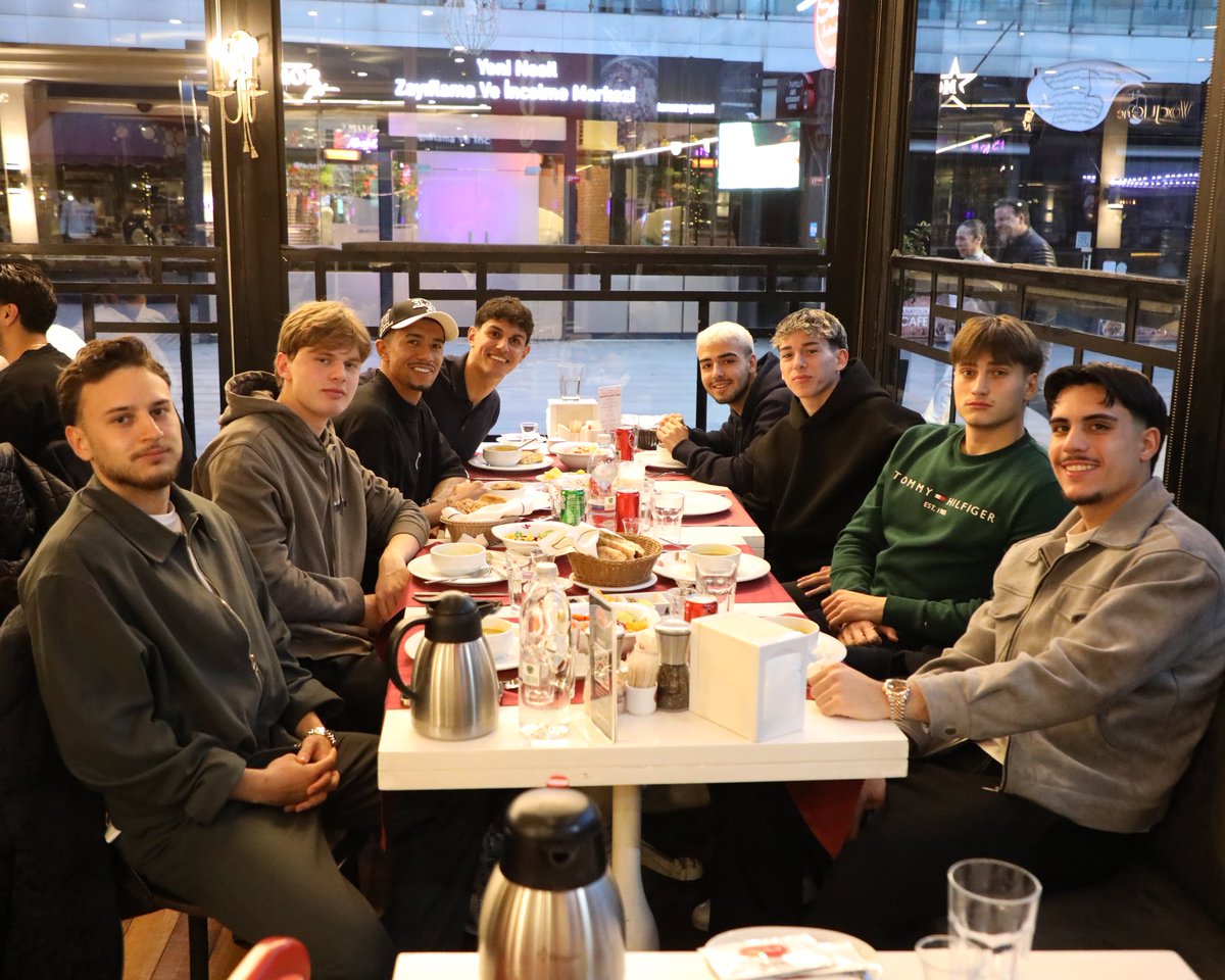istanbulspor's tweet photo. Başkanımız Sayın Ecmel Faik Sarıalioğlu, Asbaşkanımız Sayın Ömer Sarıalioğlu ve takımımız, iftar programı için bir araya geldi.

Misafirperverliği, kaliteli hizmeti ve güler yüzlü ekibiyle bizi en iyi şekilde ağırlayan Tarihi Sebat Lokantası’na teşekkür ederiz. https://t.co/UaRhAwHt2a
