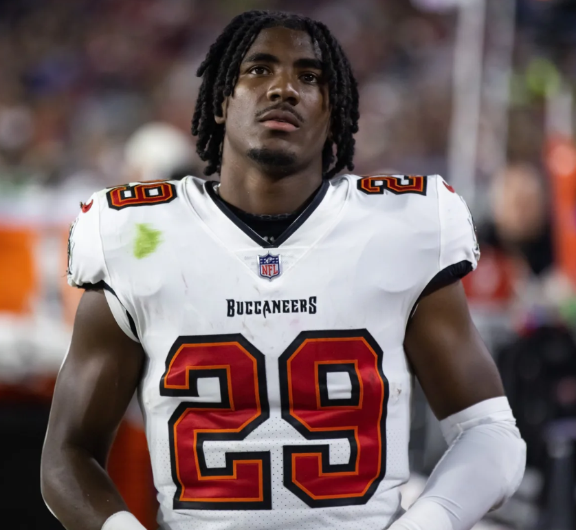 NFL_DovKleiman's tweet photo. 𝗕𝗥𝗘𝗔𝗞𝗜𝗡𝗚: The Commanders are signing former Bucs RB Rachaad White to a one-year deal. https://t.co/99dXjGfaWl