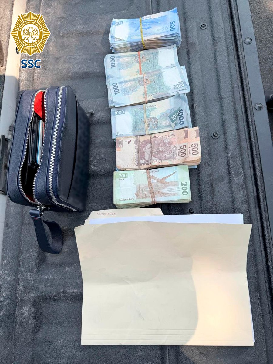 lopezdoriga's tweet photo. Una buena en la CDMX.

Gracias a las cámaras de vigilancia se detuvo a dos delincuentes que robaron 750 mil pesos a un ciudadano al salir de un banco en calles de la alcaldía Benito Juárez.

Más en https://t.co/BjdELZkpfR https://t.co/Dywa5jKKps