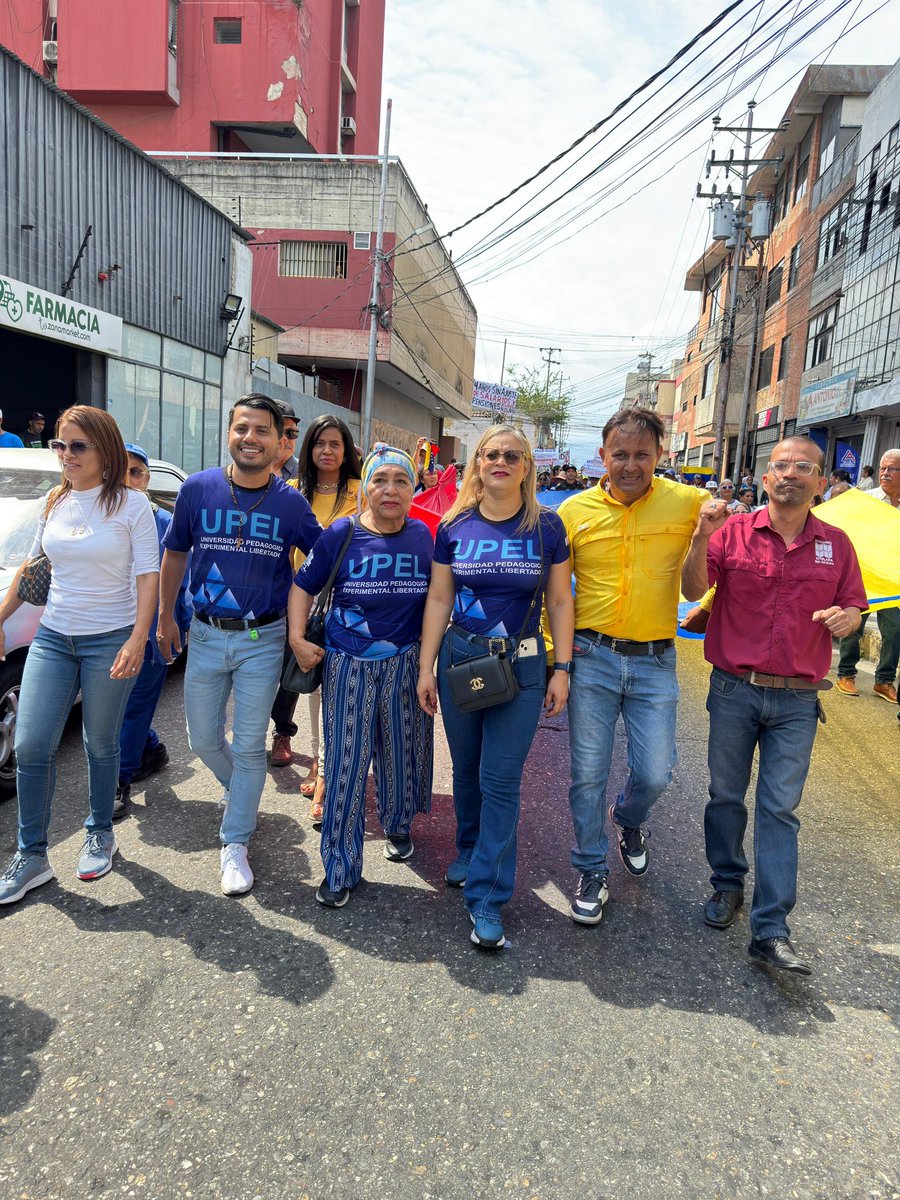 Pr1meroJusticia's tweet photo. Los venezolanos nos movilizamos en Lara, Yaracuy, Bolívar y gran parte del país para acompañar la exigencia de salarios y pensiones justas para todos los empleados públicos y jubilados. 

¡Viva Venezuela Libre! https://t.co/38IcwW7Z1q