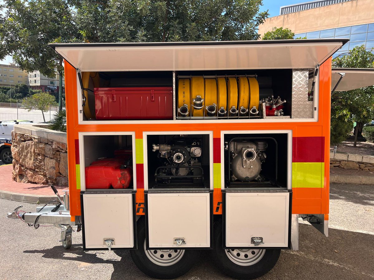 PCNaquera's tweet photo. 🚒 La agrupación de voluntarios de Protección Civil de Náquera recibe un nuevo remolque dedicado al transporte del material SIDEINFO en zonas de interfaz urbano-forestal

🌲 Seguimos mejorando operativamente en la lucha contra incendios forestales

#Emergencias #Incendios 🔥 https://t.co/vReXnAl2D5