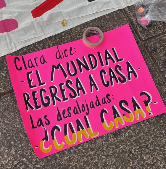 YoXLas40Horas2's tweet photo. ¿#LaPelotaVuelveACasa?  ¿Cuál casa? Dicen todxs los desalojados. https://t.co/AnfSQ7ZDF5