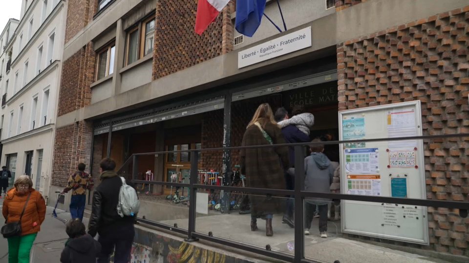 🔴 FLASH - #Paris : Trois agents périscolaires suspendus.

👉 Dans une maternelle du 14e arrondissement du quartier Daguerre, ils sont soupçonnés de viols et d'agressions sexuelles. Une mère de famille dit sa colère et dénonce l'attentisme des autorités. (France3) #Paris14