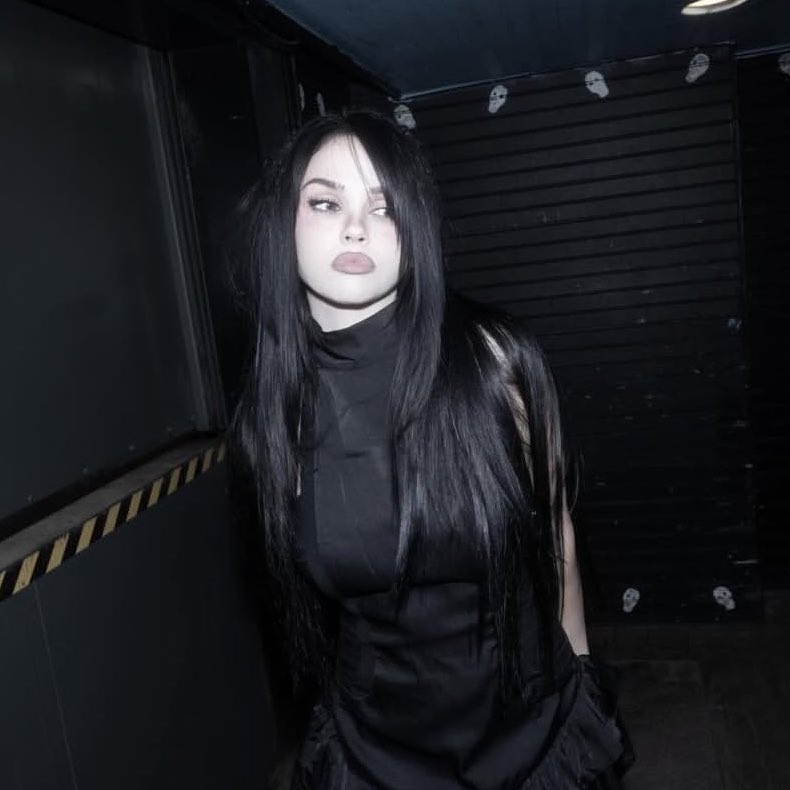 ★val♱ tweet media