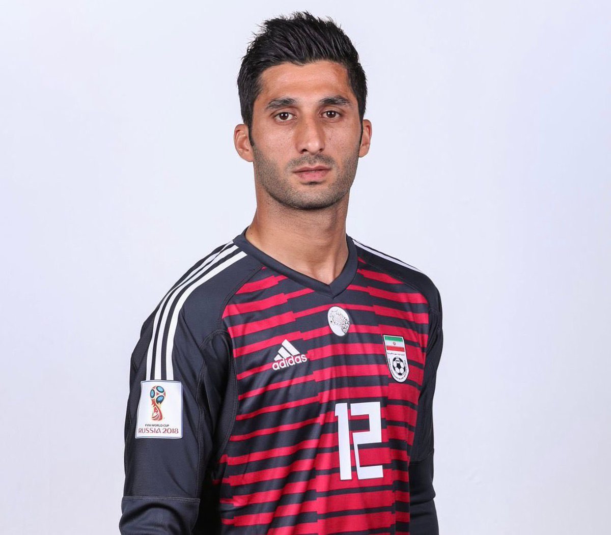 Hace tres semanas, el jugador de la selección nacional de fútbol de #Iran, Rashid #Mazaheri, publicó una historia en Instagram criticando al régimen de su país y a su líder.

Poco después, desapareció.
Lamentablemente, Mazaheri fue secuestrado por el régimen iraní. Nadie lo ha