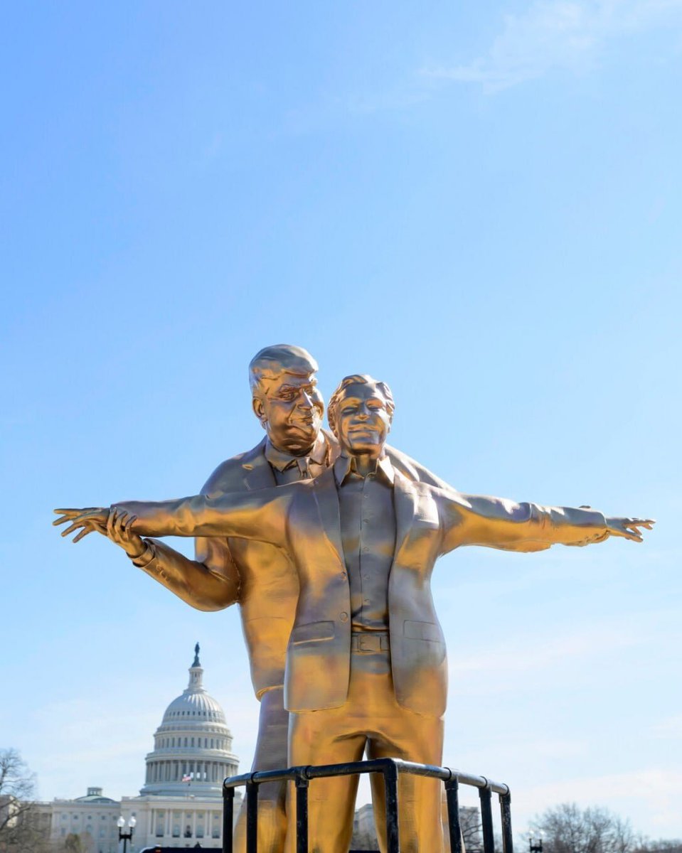 В Вашингтоне напротив Капитолия установили провокационную статую, изображающую Дональда Трампа и Джеффри Эпштейна. 

Трехметровая скульптура "Король мира" символически посвящена их дружбе, путешествиям и вечеринкам, в том числе на острове Эпштейна.