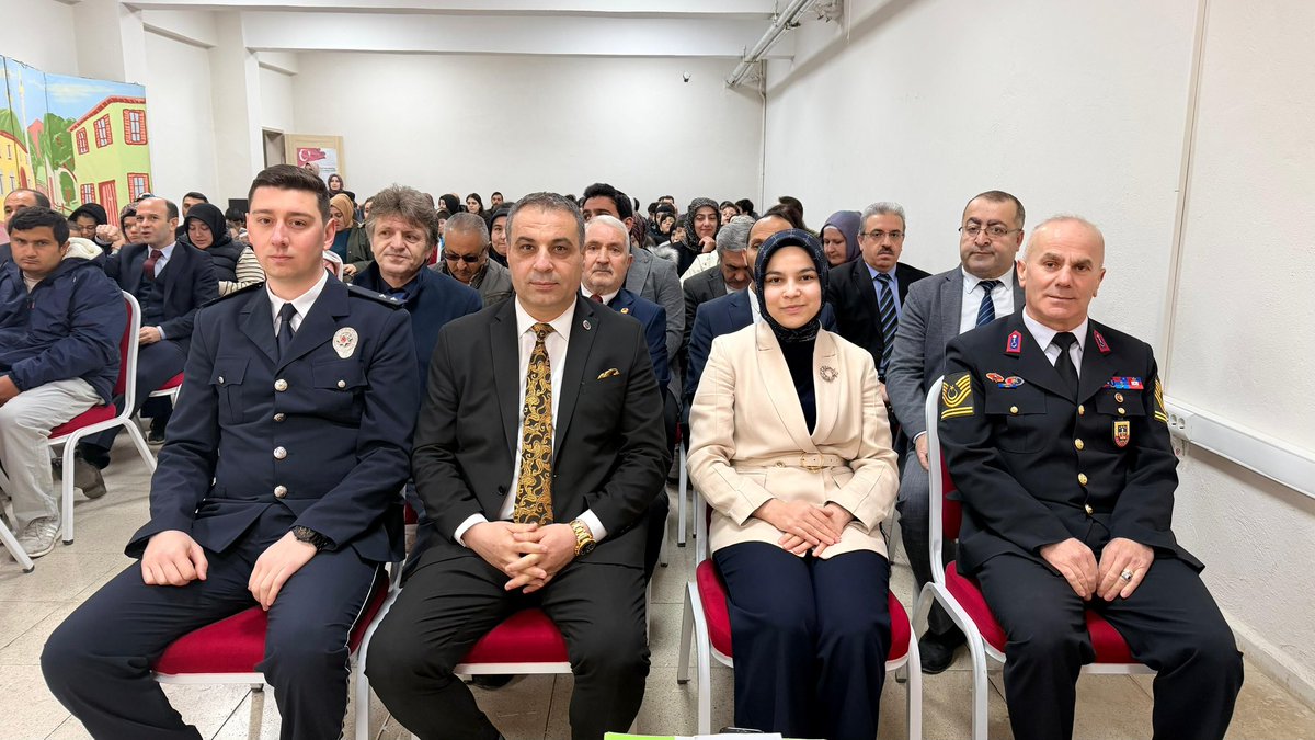 ALarmeb's tweet photo. Türk Telekom Ortaokulu’nda düzenlenen programda, İstiklal Marşı’mızın kabulünün 105. yılını gururla andık.

Kaymakamımız Sn. Mürüvvet Yücel ve Bld. Bşk.  Sn. Murat Sevinç’in katılımlarıyla gerçekleşen programda öğrencilerimizin hazırladığı gösteriler duygu dolu anlar yaşattı. https://t.co/1yog2iBhXu