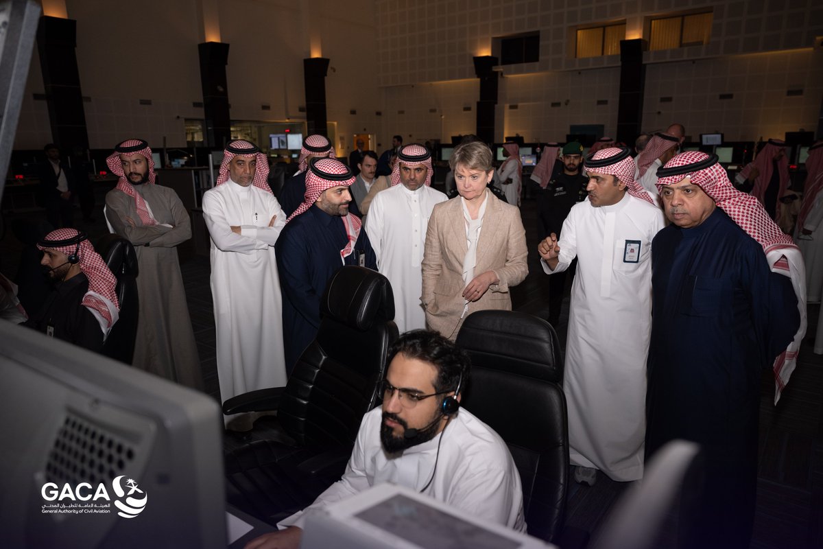معالي وزير النقل والخدمات اللوجستية، وبحضور معالي رئيس الهيئة العامة لـ #الطيران_المدني، يلتقي وزيرة الخارجية وشؤون الكومنولث والتنمية البريطانية؛ بهدف استعراض الموضوعات ذات الاهتمام المشترك في مجال النقل الجوي، كما اطّلع الوفد خلال جولة في مقر مركز المراقبة الإقليمي بالرياض على