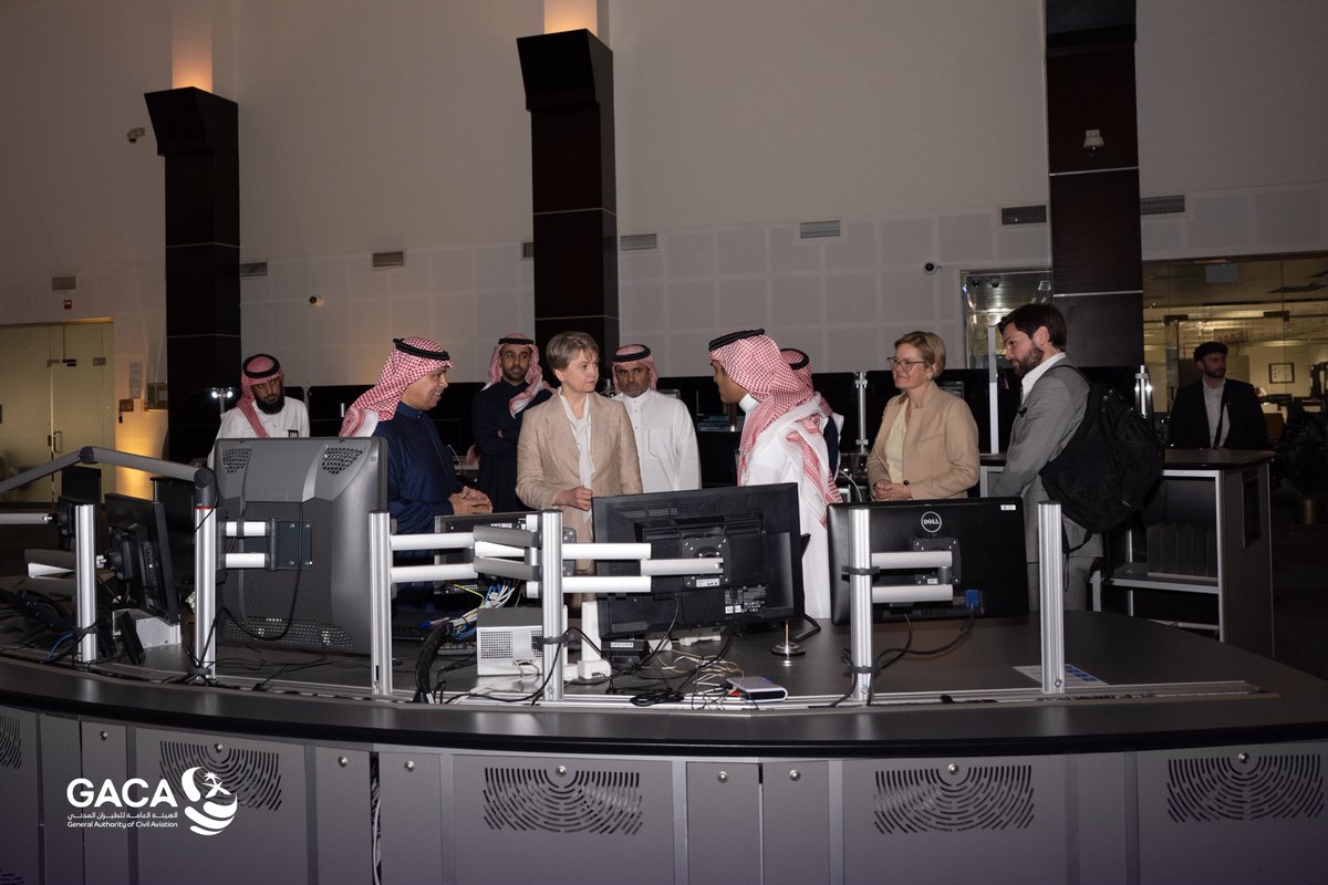ksagaca's tweet photo. معالي وزير النقل والخدمات اللوجستية، وبحضور معالي رئيس الهيئة العامة لـ #الطيران_المدني، يلتقي وزيرة الخارجية وشؤون الكومنولث والتنمية البريطانية؛ بهدف استعراض الموضوعات ذات الاهتمام المشترك في مجال النقل الجوي، كما اطّلع الوفد خلال جولة في مقر مركز المراقبة الإقليمي بالرياض على الجهود المتميزة التي تبذلها المملكة في إدارة المجال الجوي، انسجامًا مع مستهدفات #برنامج_الطيران.