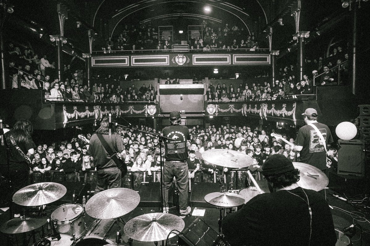 OVERSIZE tweet media