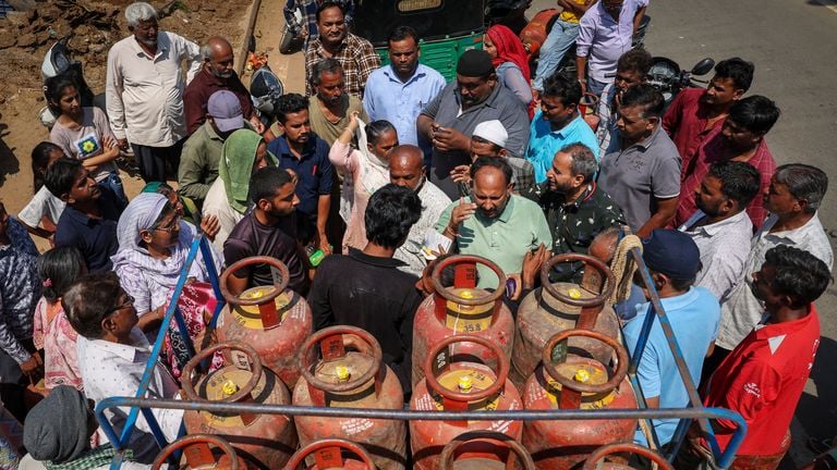 🇮🇳🇦🇷 India le compra gas de emergencia a Argentina por la guerra: tiene reservas para 10 días y, para asegurarse suministro, paga hasta US$400 extra por tonelada

Empresas argentinas ya enviaron cargamentos desde Vaca Muerta y buscan ampliar las exportaciones.

ℹ️ La Nación