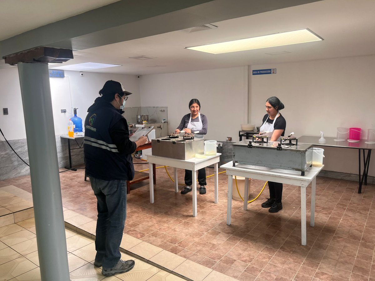 #Azuay|Realizamos la inspección del área de recepción de leche cruda en industrias lácteas artesanales de las parroquias El Valle y Chiquintad, en el cantón Cuenca, para verificar el cumplimiento de la normativa y garantizar la inocuidad de los alimentos.
#ProtegemosLoQueConsumes