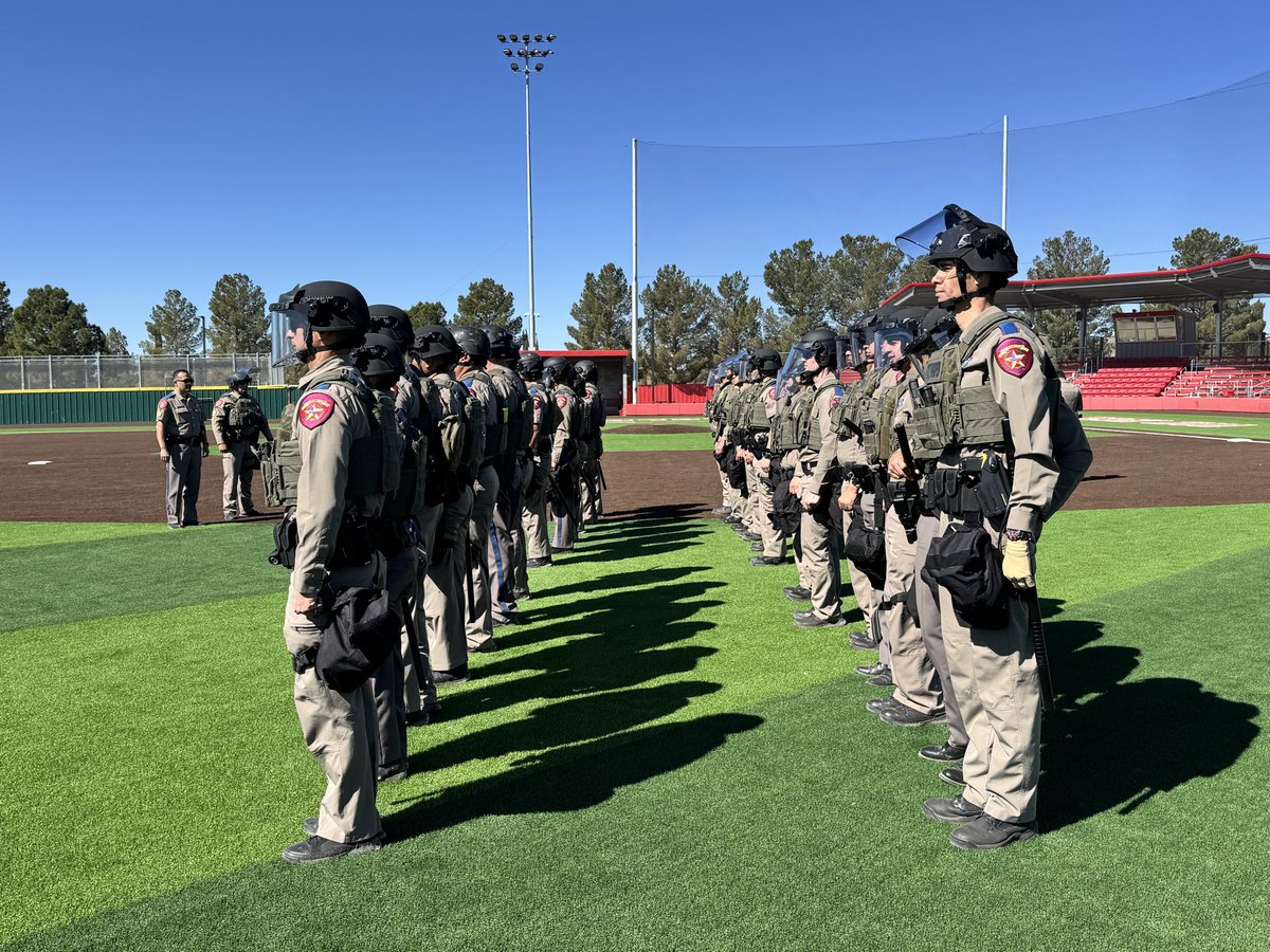 TxDPSWest's tweet image. 🚔 Texas DPS Troopers conducted Field Force Operations (FFO) training in Van Horn led by Sgt. Lopez, strengthening coordination and response to large-scale incidents.

Thank you to Van Horn ISD for the partnership and support. 🚓

#DPS #THP #Training