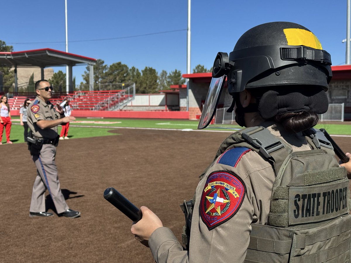 TxDPSWest's tweet image. 🚔 Texas DPS Troopers conducted Field Force Operations (FFO) training in Van Horn led by Sgt. Lopez, strengthening coordination and response to large-scale incidents.

Thank you to Van Horn ISD for the partnership and support. 🚓

#DPS #THP #Training