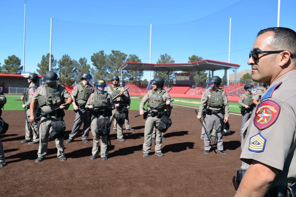 TxDPSWest's tweet image. 🚔 Texas DPS Troopers conducted Field Force Operations (FFO) training in Van Horn led by Sgt. Lopez, strengthening coordination and response to large-scale incidents.

Thank you to Van Horn ISD for the partnership and support. 🚓

#DPS #THP #Training