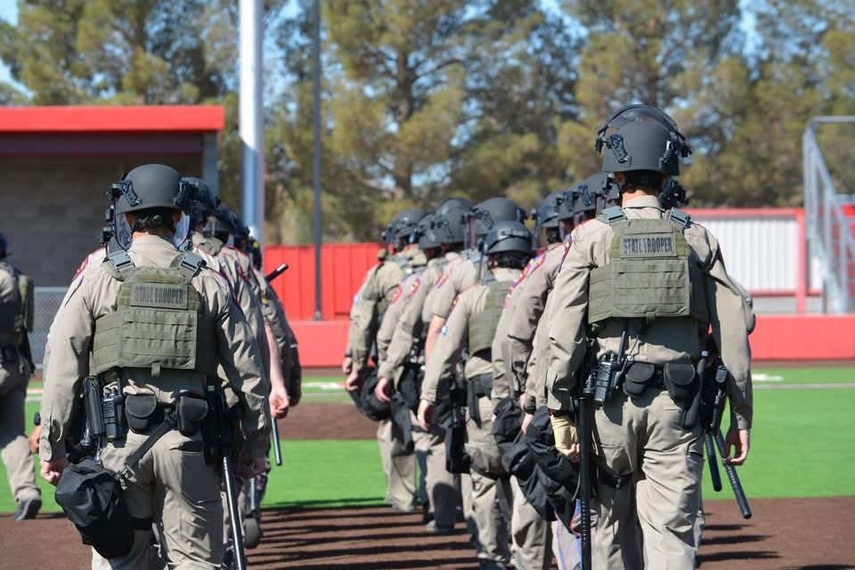 TxDPSWest's tweet image. 🚔 Texas DPS Troopers conducted Field Force Operations (FFO) training in Van Horn led by Sgt. Lopez, strengthening coordination and response to large-scale incidents.

Thank you to Van Horn ISD for the partnership and support. 🚓

#DPS #THP #Training