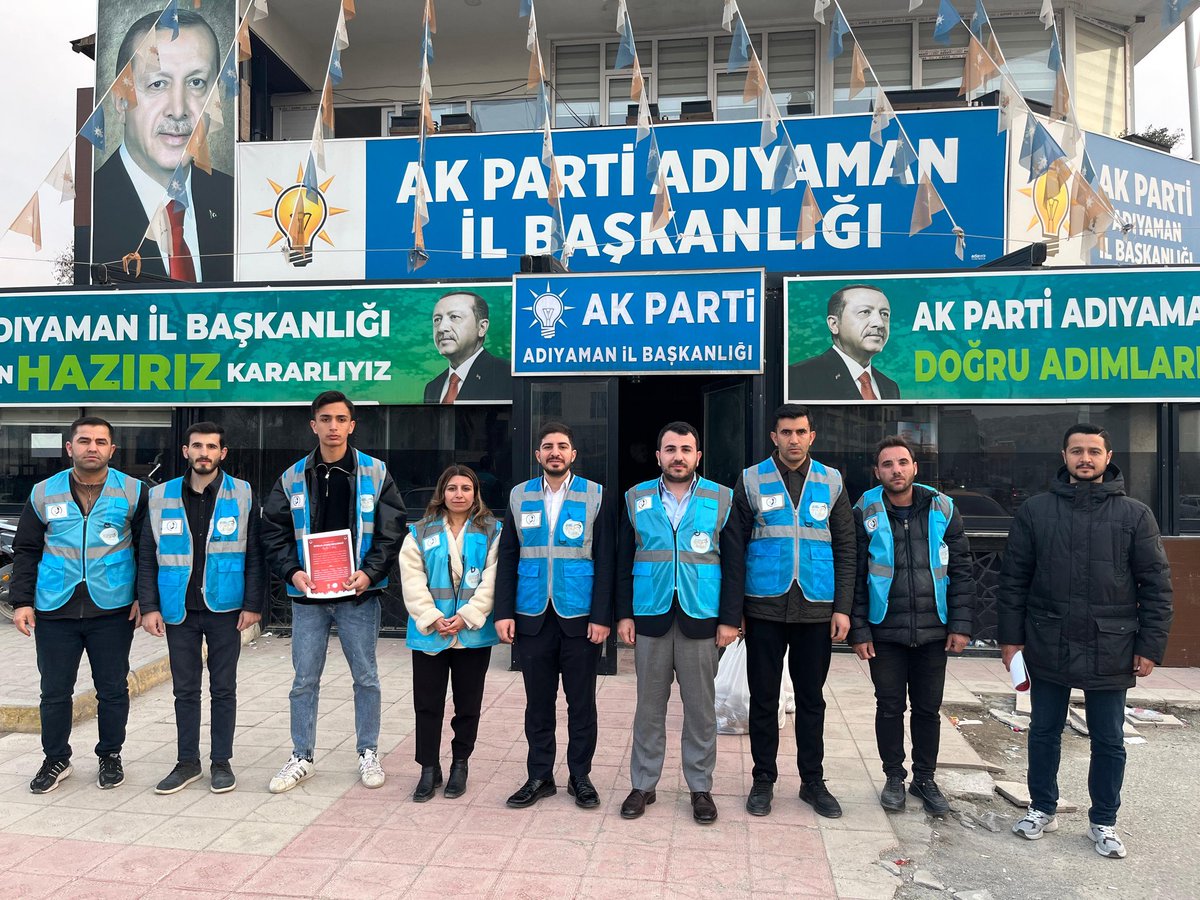 VUluu02's tweet photo. 📍Adıyaman

AK Parti Gençlik Kolları Genel Merkez MKYK Üyemiz  @kadogluuu
İl Gençlik Kolları Başkanımız @avhasanunsal ve teşkilat mensuplarımızla birlikte iftara yetişmeye çalışan hemşehrilerimize,ikramlarımızı ulaştırdık.
@avyusufibis 
@dr_ishaksan 
@ramazancetin02 
@haras_02 https://t.co/coNz7IQeLs