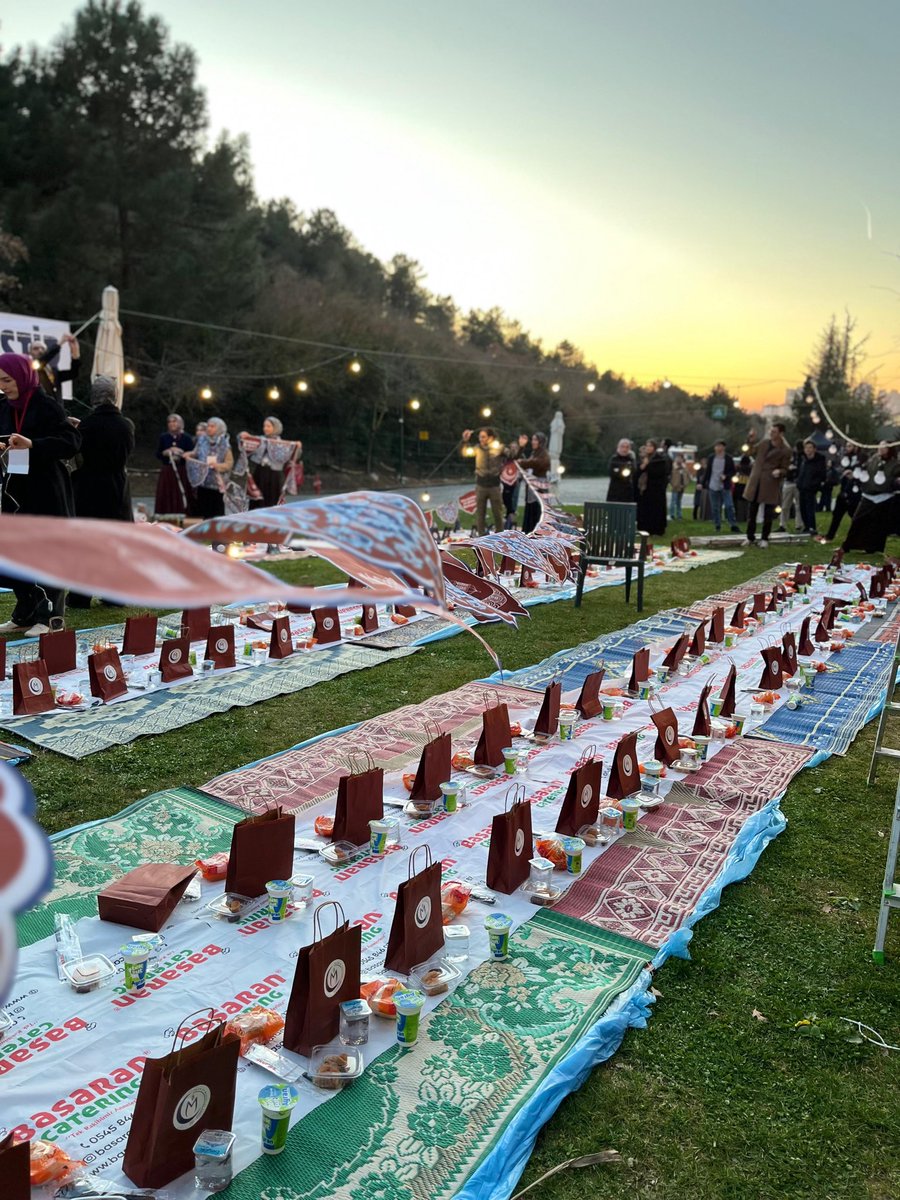 yimedresmi's tweet photo. Gelenekler, birlikte paylaşıldıkça kök salar... 
Büyük bir heyecanla hazırlandığımız 2. Geleneksel Yeditepe İftarımızı tarifsiz bir kardeşlik ikliminde gerçekleştirdik. ✨️

+ https://t.co/2wRFR69JOj
