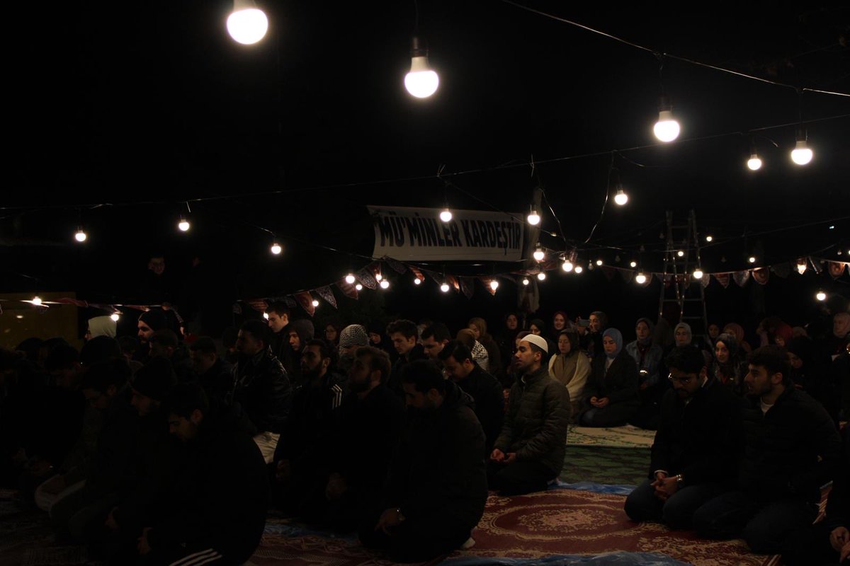 yimedresmi's tweet photo. Gelenekler, birlikte paylaşıldıkça kök salar... 
Büyük bir heyecanla hazırlandığımız 2. Geleneksel Yeditepe İftarımızı tarifsiz bir kardeşlik ikliminde gerçekleştirdik. ✨️

+ https://t.co/2wRFR69JOj