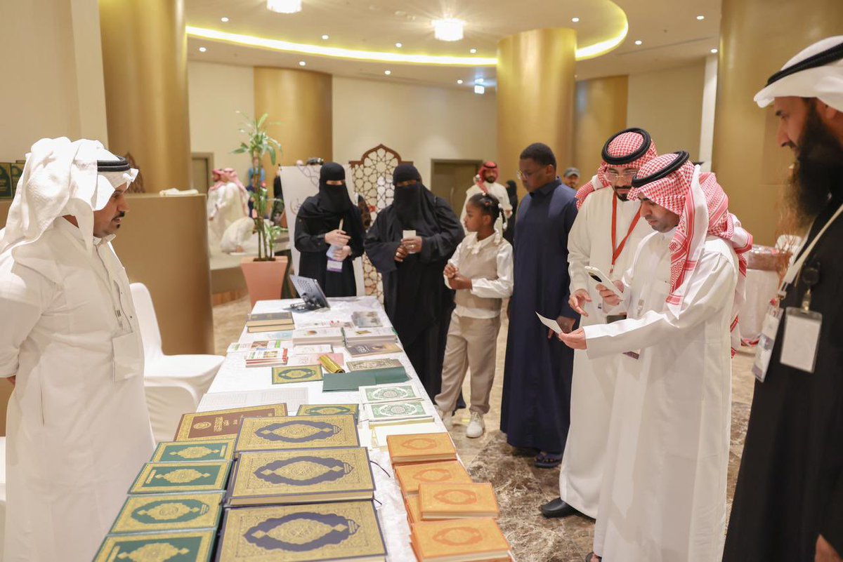 MaMethlek's tweet photo. شاركت وزارة الشؤون الإسلامية والدعوة والإرشاد في مبادرة #ما_مثلك_وطن من خلال جناح تعريفي استعرض جهود المملكة في خدمة القرآن الكريم عبر ركن مجمع الملك فهد لطباعة المصحف الشريف، إضافة إلى التعريف بالتطبيقات الرقمية ومصحف برايل وتوزيع الإصدارات الدعوية. https://t.co/NXCiluYSQO