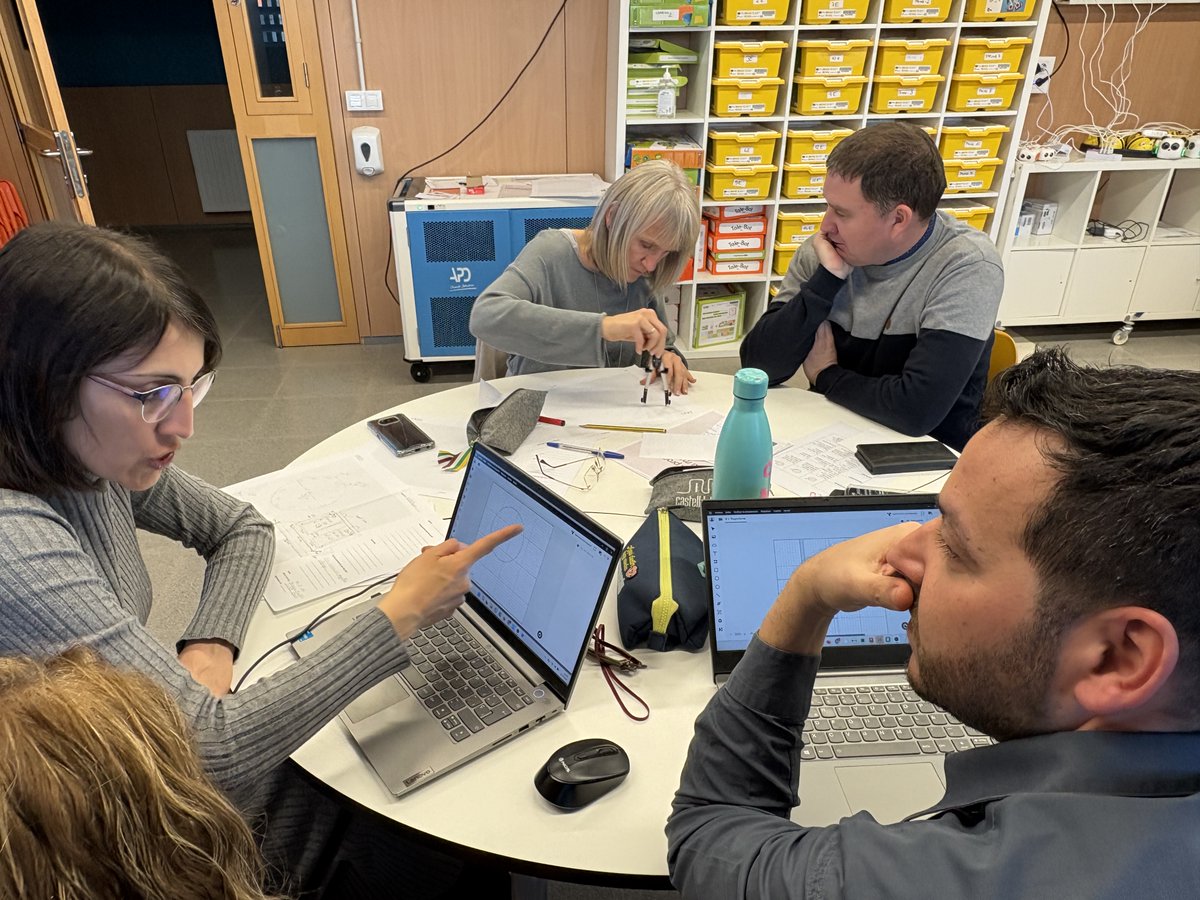 ParcdelSaladar's tweet image. 6a sessió del Curs "Cultura maker i fabricació digital amb sentit". Avui els/les futurs/es makers es replantegen els seus projectes a partir del feedback dels companys/es  #FormacioCulturaMaker #AprenentatgeAmbSentit #ProgramaFAIG
@cesirecat