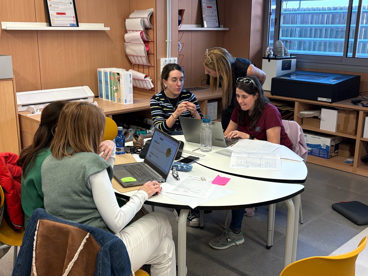 ParcdelSaladar's tweet image. 6a sessió del Curs "Cultura maker i fabricació digital amb sentit". Avui els/les futurs/es makers es replantegen els seus projectes a partir del feedback dels companys/es  #FormacioCulturaMaker #AprenentatgeAmbSentit #ProgramaFAIG
@cesirecat