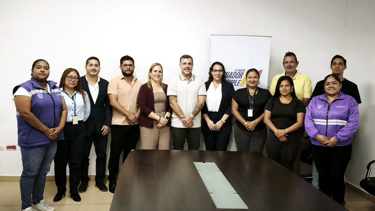 ¡Santa Elena, presente!

Nuestra directora, <a href="/AlexaNavarreteR/">Alexandra Navarrete R</a>, recorrió la agencia La Libertad y acompañó a la #BrigadaMóvilSRI en Chanduy.

Además, mantuvo una reunión con el gobernador <a href="/Xavibjj/">Xavier Negrete Saenz</a> y autoridades locales para fortalecer la atención en territorio.

#ElNuevoEcuador🇪🇨